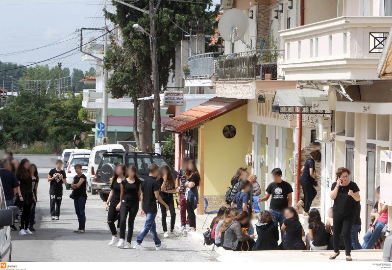 Εγκλημα στη Γέφυρα: Στα μαύρα το χωριό, σημειώματα και λουλούδια στον τόπο της δολοφονίας του 14χρονου [εικόνες]  | iefimerida.gr 16