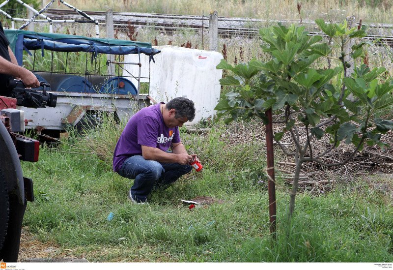 Εγκλημα στη Γέφυρα: Στα μαύρα το χωριό, σημειώματα και λουλούδια στον τόπο της δολοφονίας του 14χρονου [εικόνες]  | iefimerida.gr 2