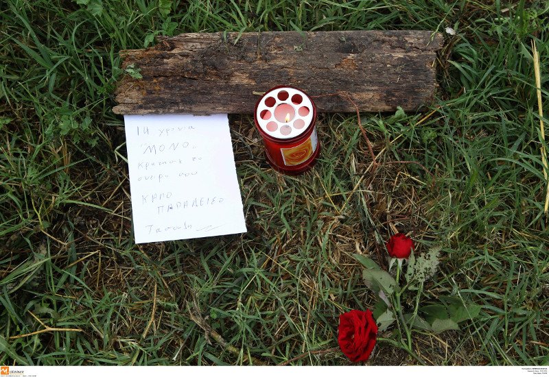 Εγκλημα στη Γέφυρα: Στα μαύρα το χωριό, σημειώματα και λουλούδια στον τόπο της δολοφονίας του 14χρονου [εικόνες]  | iefimerida.gr 3