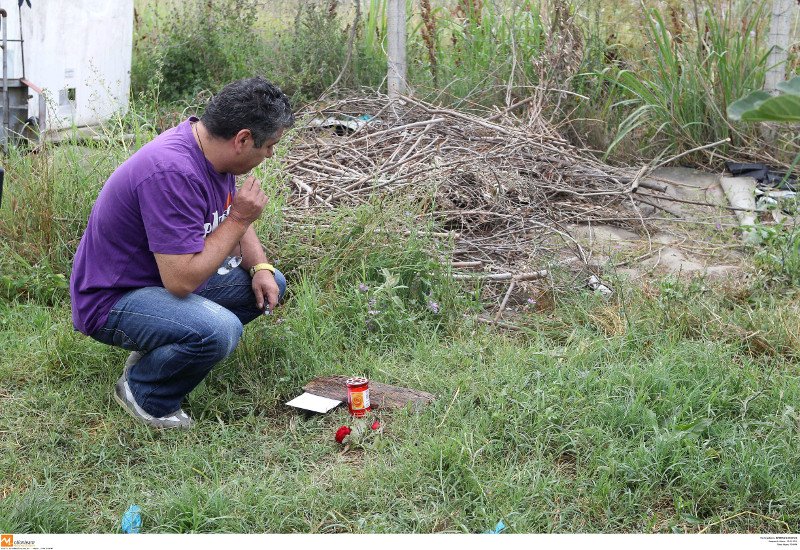 Εγκλημα στη Γέφυρα: Στα μαύρα το χωριό, σημειώματα και λουλούδια στον τόπο της δολοφονίας του 14χρονου [εικόνες]  | iefimerida.gr 4