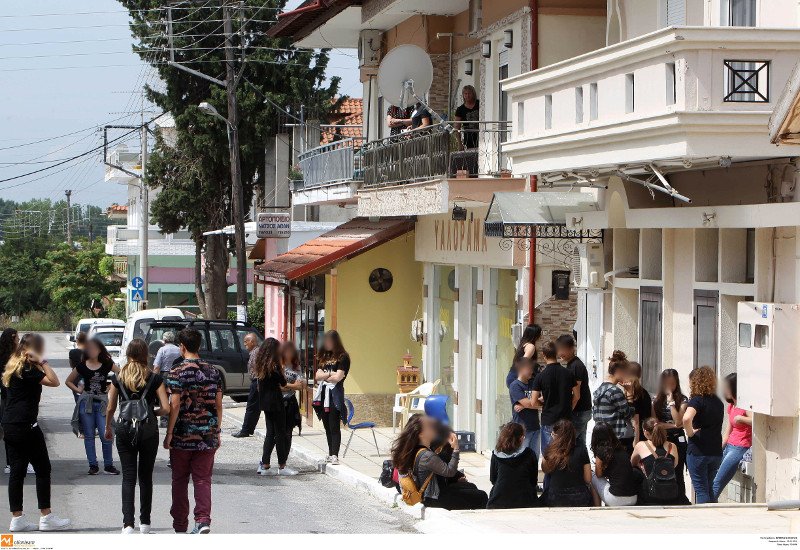 Εγκλημα στη Γέφυρα: Στα μαύρα το χωριό, σημειώματα και λουλούδια στον τόπο της δολοφονίας του 14χρονου [εικόνες]  | iefimerida.gr 0