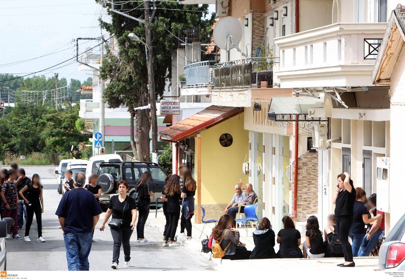 Εγκλημα στη Γέφυρα: Στα μαύρα το χωριό, σημειώματα και λουλούδια στον τόπο της δολοφονίας του 14χρονου [εικόνες]  | iefimerida.gr 6