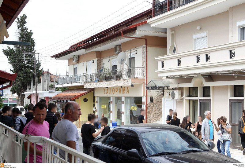 Εγκλημα στη Γέφυρα: Στα μαύρα το χωριό, σημειώματα και λουλούδια στον τόπο της δολοφονίας του 14χρονου [εικόνες]  | iefimerida.gr 7