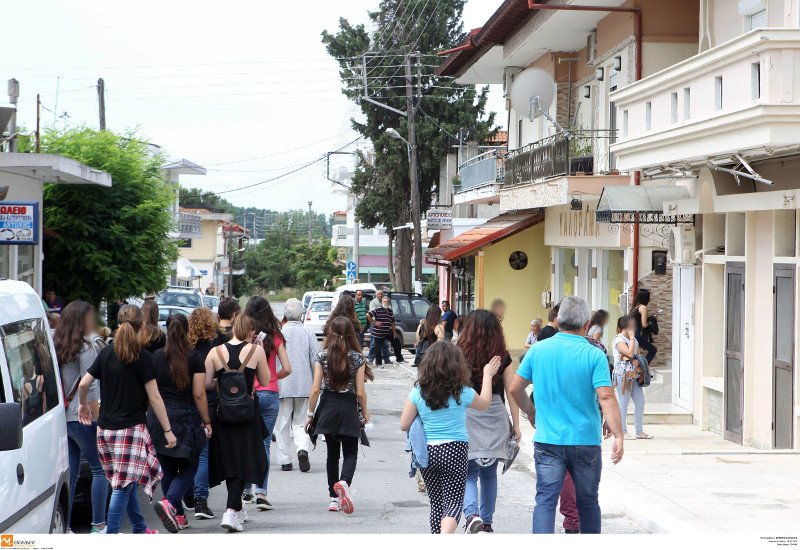 Εγκλημα στη Γέφυρα: Στα μαύρα το χωριό, σημειώματα και λουλούδια στον τόπο της δολοφονίας του 14χρονου [εικόνες]  | iefimerida.gr 8