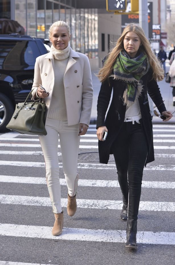 Καλλονή η μητέρα της Τζίτζι Χαντίντ -Ποζάρει με μαγιό στα 52 της [εικόνα]  | iefimerida.gr 4