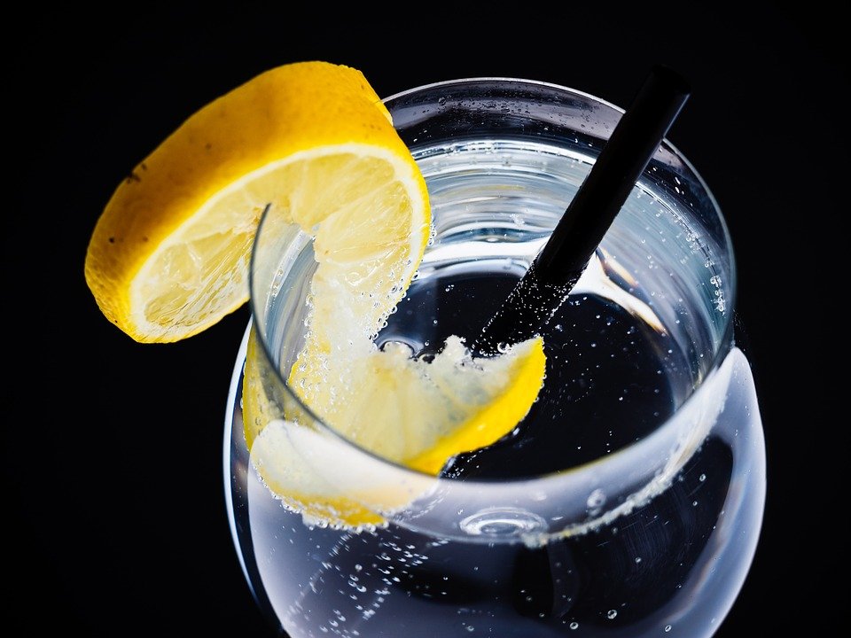 Νερό με λεμόνι: Το μυστικό των σταρ -4 λόγοι για να πίνετε κάθε πρωί [εικόνες] | iefimerida.gr 1