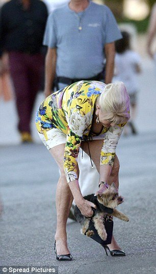 To απίστευτο μίνι φόρεμα της Ιβάνα Τραμπ, στα 67 της [εικόνες] | iefimerida.gr 1