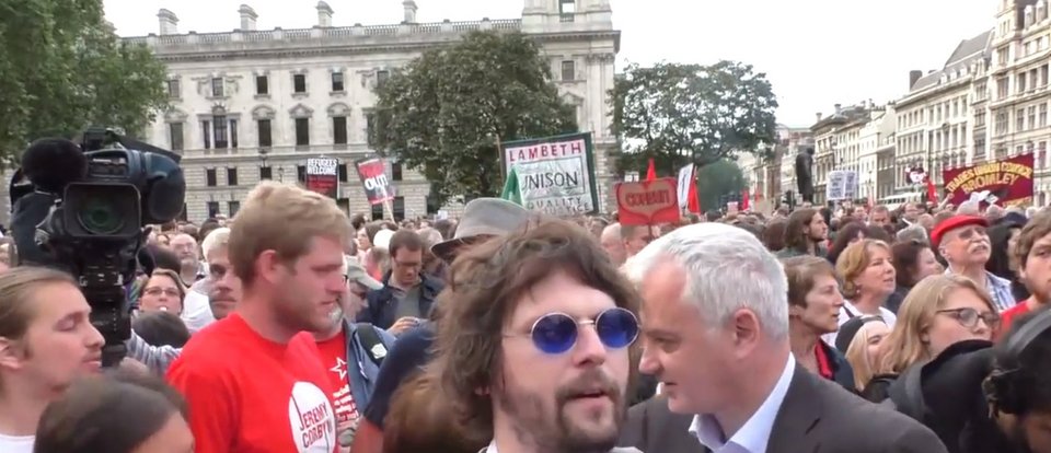 Δεν παραιτείται ο Κόρμπιν -Χιλιάδες κόσμου έξω από το Κοινοβούλιο για στήριξή του [εικόνες] | iefimerida.gr 1