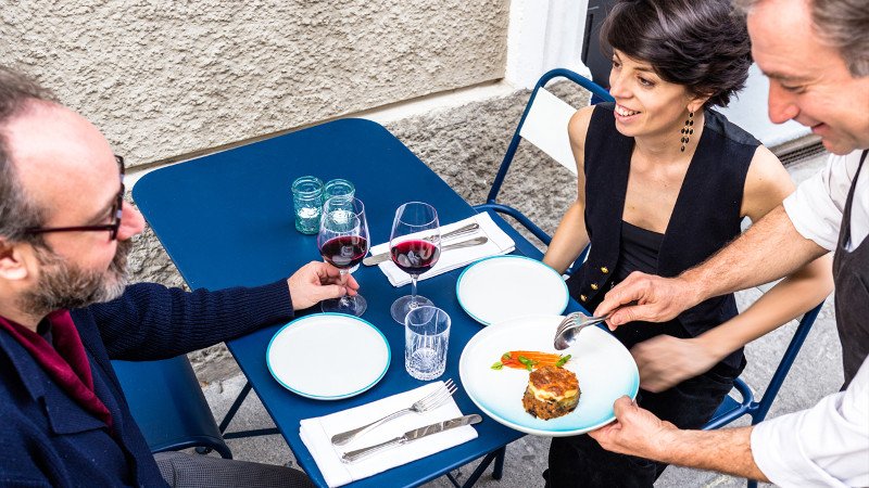 Μια Καλαματιανή ταΐζει μουσακά τους Μιλανέζους! Ανοιξε το ομορφότερο εστιατόριο στο Μιλάνο [εικόνες] | iefimerida.gr 0