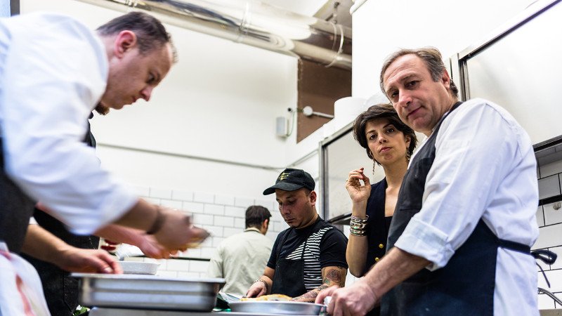 Μια Καλαματιανή ταΐζει μουσακά τους Μιλανέζους! Ανοιξε το ομορφότερο εστιατόριο στο Μιλάνο [εικόνες] | iefimerida.gr 1