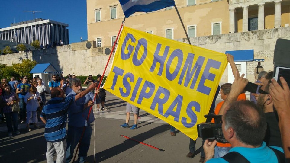 Συγκέντρωση «Παραιτηθείτε» -Χιλιάδες πολίτες στο Σύνταγμα [εικόνες & βίντεο] | iefimerida.gr 4