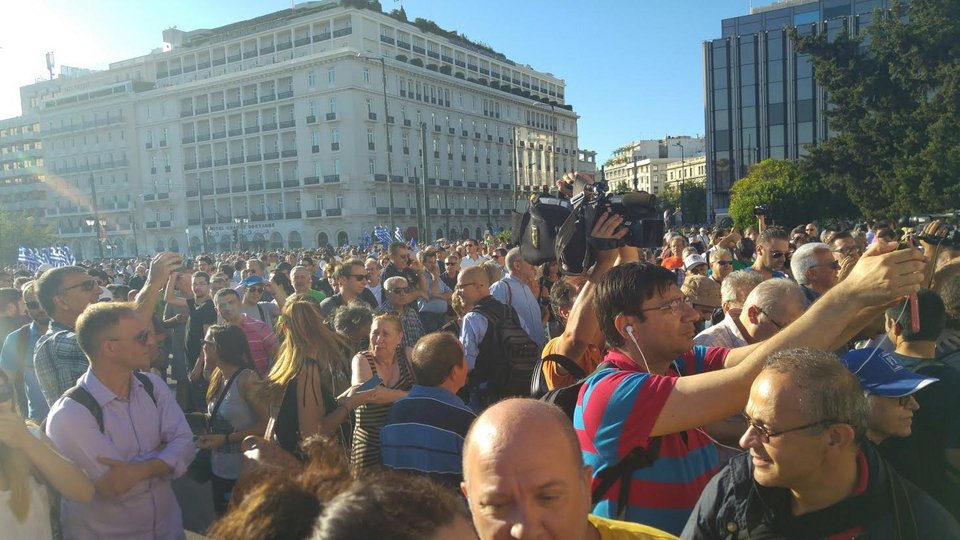 Συγκέντρωση «Παραιτηθείτε» -Χιλιάδες πολίτες στο Σύνταγμα [εικόνες & βίντεο] | iefimerida.gr 1