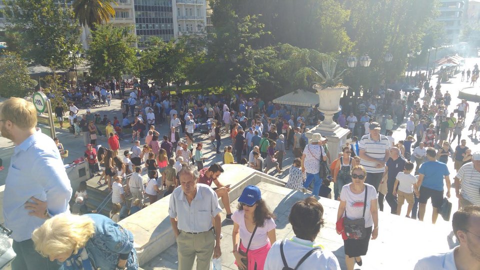 Συγκέντρωση «Παραιτηθείτε» -Χιλιάδες πολίτες στο Σύνταγμα [εικόνες & βίντεο] | iefimerida.gr 20