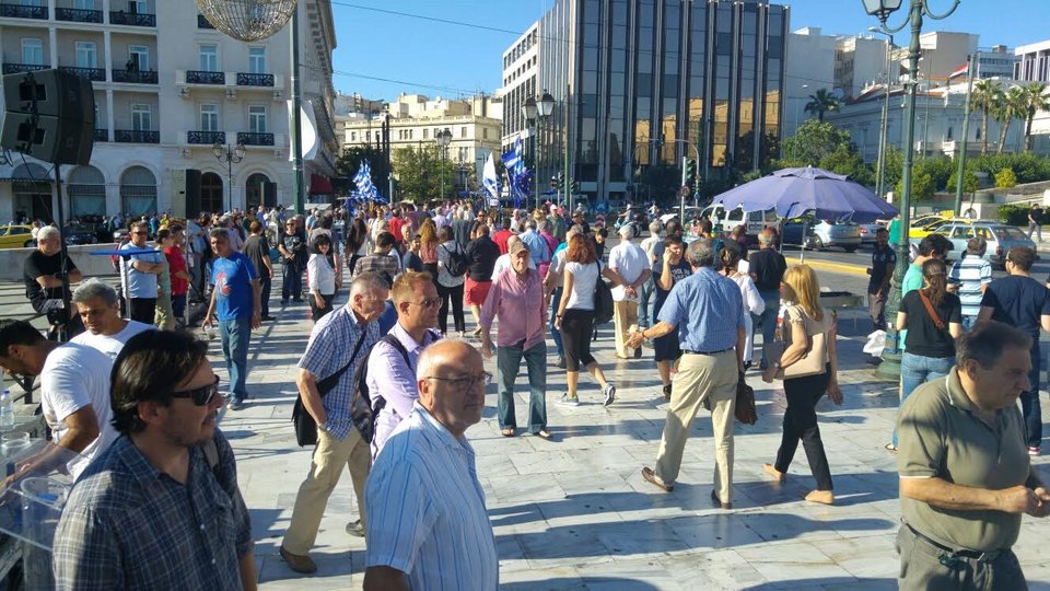 Συγκέντρωση «Παραιτηθείτε» -Χιλιάδες πολίτες στο Σύνταγμα [εικόνες & βίντεο] | iefimerida.gr 16