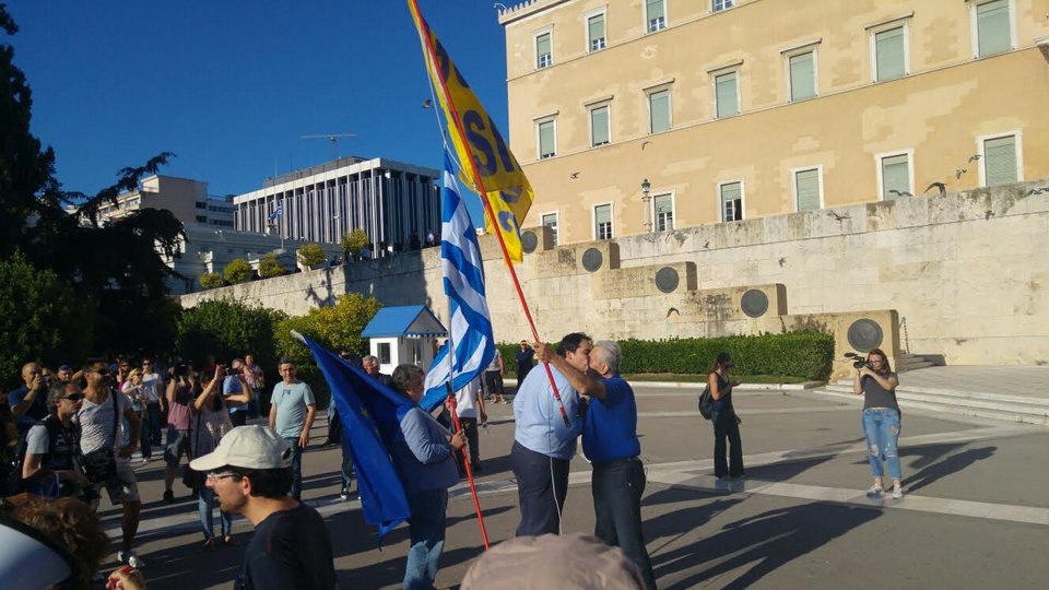 Συγκέντρωση «Παραιτηθείτε» -Χιλιάδες πολίτες στο Σύνταγμα [εικόνες & βίντεο] | iefimerida.gr 6