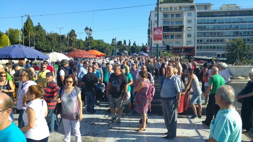 Συγκέντρωση «Παραιτηθείτε» -Χιλιάδες πολίτες στο Σύνταγμα [εικόνες & βίντεο] | iefimerida.gr 14