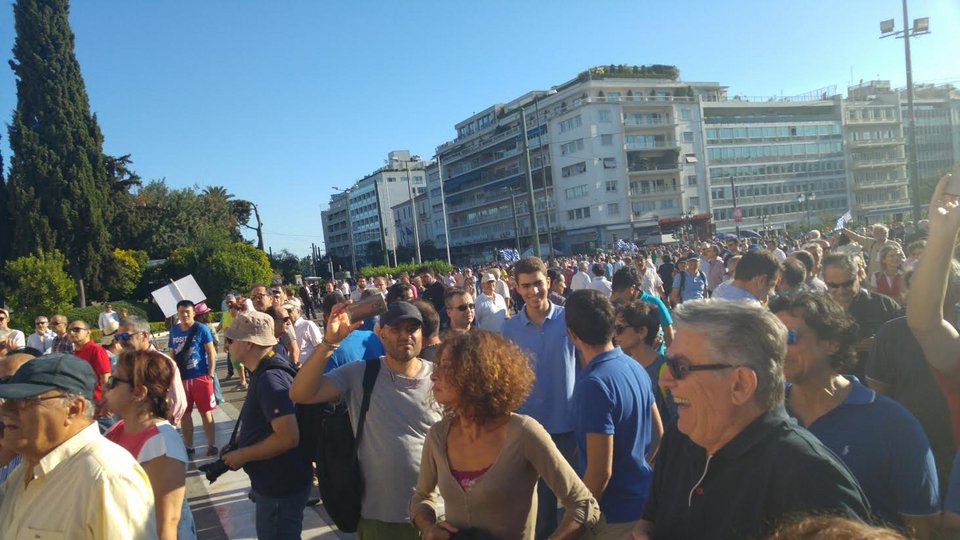 Συγκέντρωση «Παραιτηθείτε» -Χιλιάδες πολίτες στο Σύνταγμα [εικόνες & βίντεο] | iefimerida.gr 2