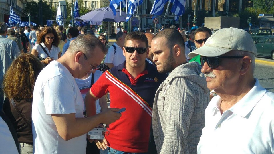 Συγκέντρωση «Παραιτηθείτε» -Χιλιάδες πολίτες στο Σύνταγμα [εικόνες & βίντεο] | iefimerida.gr 13