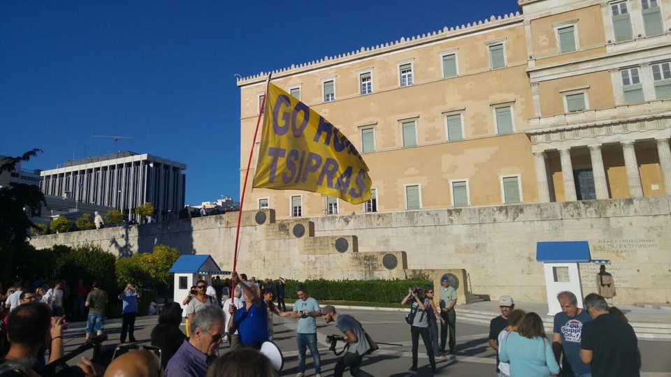 Συγκέντρωση «Παραιτηθείτε» -Χιλιάδες πολίτες στο Σύνταγμα [εικόνες & βίντεο] | iefimerida.gr 5