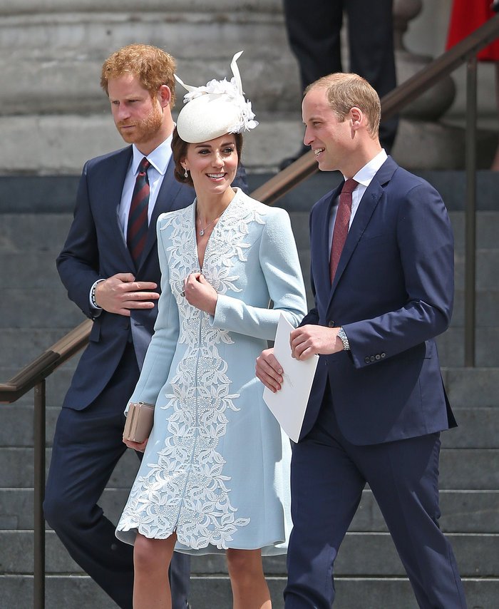 Η κομψή υπόκλιση της Κέιτ Μίντλετον -Μαθήματα χάρης σε απανταχού γαλαζοαίματες [εικόνες]  | iefimerida.gr 0