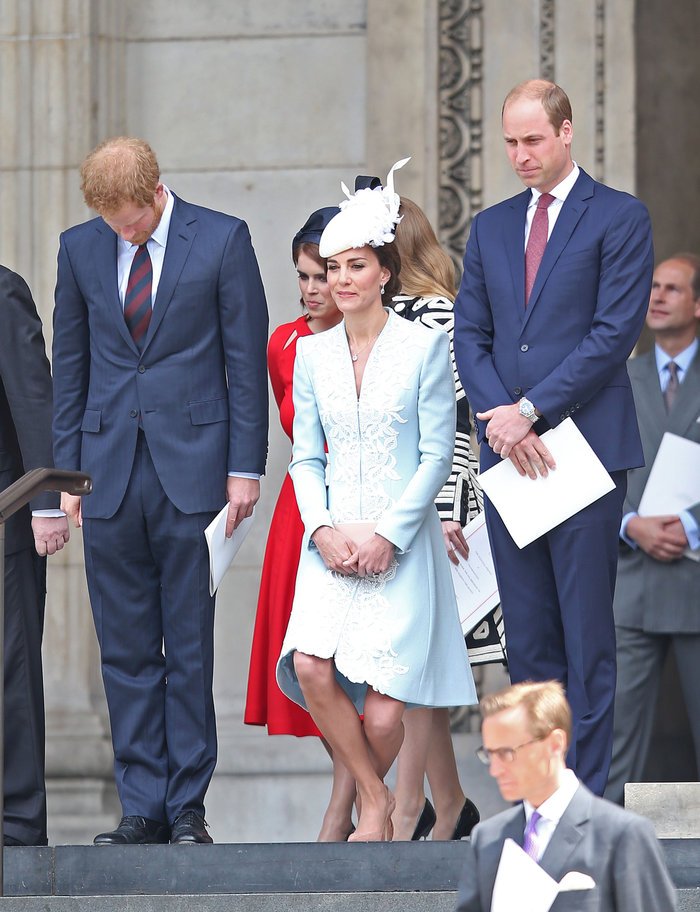 Η κομψή υπόκλιση της Κέιτ Μίντλετον -Μαθήματα χάρης σε απανταχού γαλαζοαίματες [εικόνες]  | iefimerida.gr 1