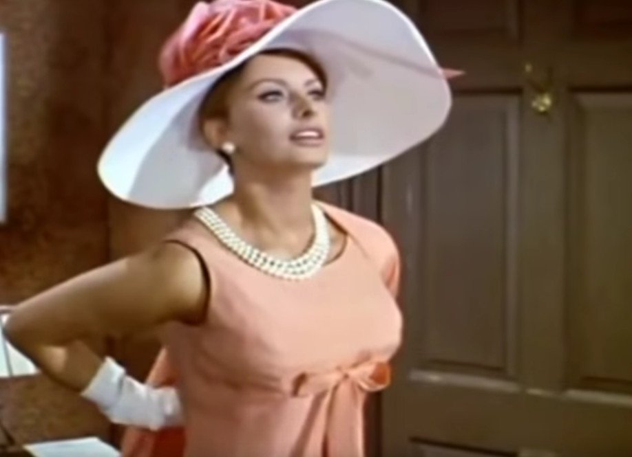 Στο σφυρί το θρυλικό ροζ φόρεμα της Σοφία Λόρεν -Από το στριπτίζ στον γιατρό [βίντεο] | iefimerida.gr 2