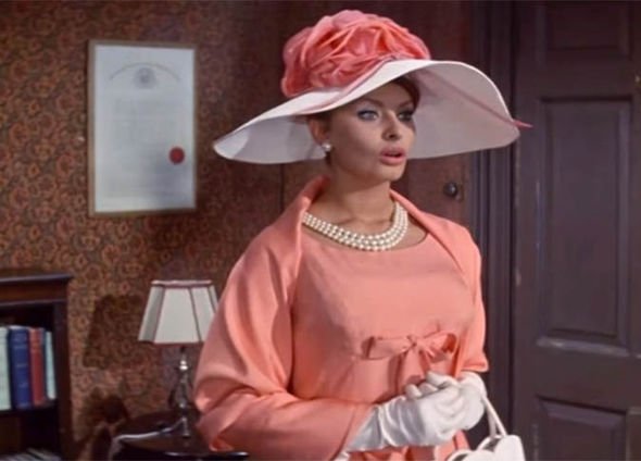 Στο σφυρί το θρυλικό ροζ φόρεμα της Σοφία Λόρεν -Από το στριπτίζ στον γιατρό [βίντεο] | iefimerida.gr 1