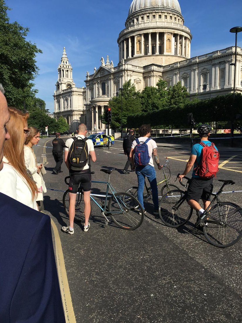 Συναγερμός στο Λονδίνο: Υποπτο πακέτο στο κέντρο, έγινε ελεγχόμενη έκρηξη [εικόνες] | iefimerida.gr 2