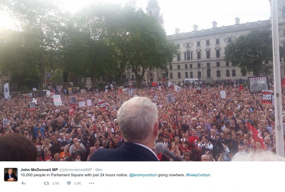 Δεν παραιτείται ο Κόρμπιν -Χιλιάδες κόσμου έξω από το Κοινοβούλιο για στήριξή του [εικόνες] | iefimerida.gr 3