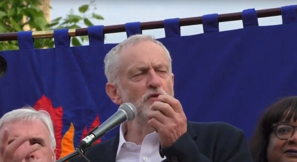 Δεν παραιτείται ο Κόρμπιν -Χιλιάδες κόσμου έξω από το Κοινοβούλιο για στήριξή του [εικόνες] | iefimerida.gr 0