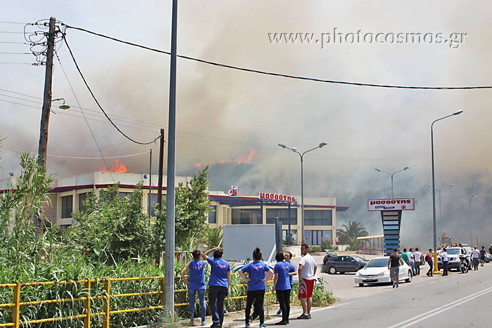 Κάηκαν αποθήκες του Πόρτο Καρράς στην φωτιά της Χαλκιδικής [εικόνες] | iefimerida.gr 1