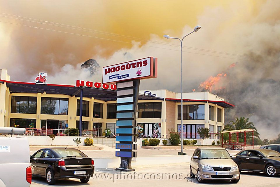 Κάηκαν αποθήκες του Πόρτο Καρράς στην φωτιά της Χαλκιδικής [εικόνες] | iefimerida.gr 2