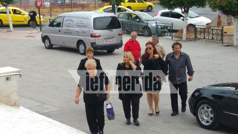 Ελάχιστοι συγγενείς και φίλοι στην κηδεία του Μαυρίκου [εικόνες] | iefimerida.gr 20