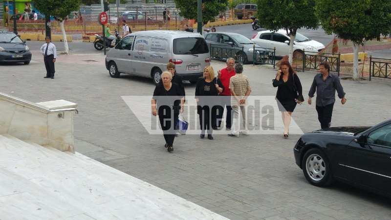 Ελάχιστοι συγγενείς και φίλοι στην κηδεία του Μαυρίκου [εικόνες] | iefimerida.gr 21