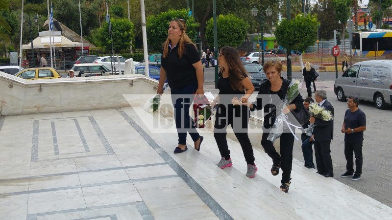 Ελάχιστοι συγγενείς και φίλοι στην κηδεία του Μαυρίκου [εικόνες] | iefimerida.gr 22