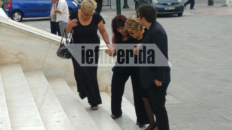 Ελάχιστοι συγγενείς και φίλοι στην κηδεία του Μαυρίκου [εικόνες] | iefimerida.gr 23