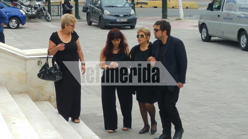 Ελάχιστοι συγγενείς και φίλοι στην κηδεία του Μαυρίκου [εικόνες] | iefimerida.gr 24
