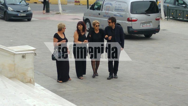 Ελάχιστοι συγγενείς και φίλοι στην κηδεία του Μαυρίκου [εικόνες] | iefimerida.gr 25