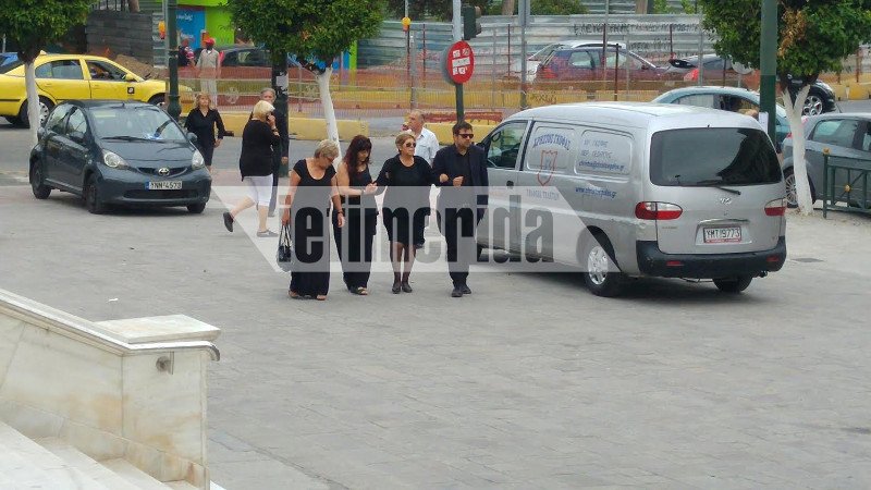 Ελάχιστοι συγγενείς και φίλοι στην κηδεία του Μαυρίκου [εικόνες] | iefimerida.gr 26
