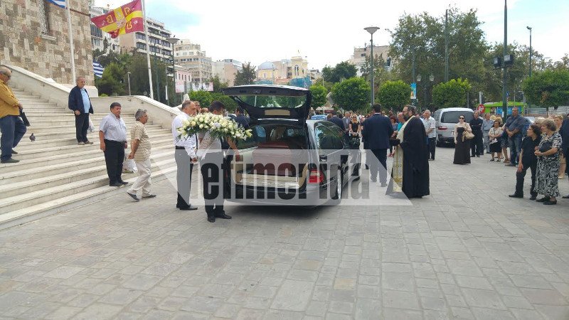 Ελάχιστοι συγγενείς και φίλοι στην κηδεία του Μαυρίκου [εικόνες] | iefimerida.gr 27