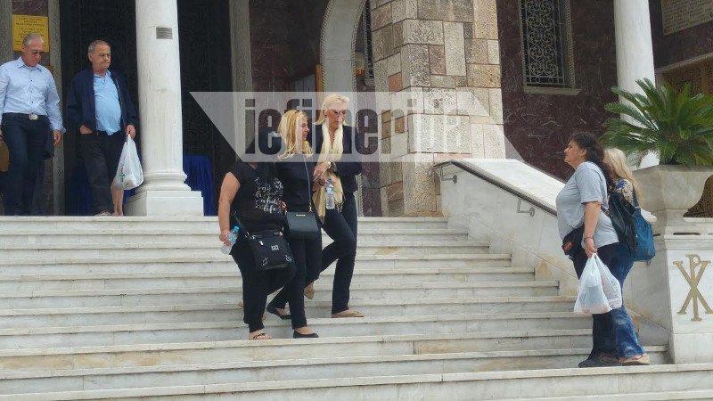 Ελάχιστοι συγγενείς και φίλοι στην κηδεία του Μαυρίκου [εικόνες] | iefimerida.gr 30