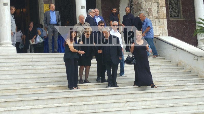 Ελάχιστοι συγγενείς και φίλοι στην κηδεία του Μαυρίκου [εικόνες] | iefimerida.gr 31
