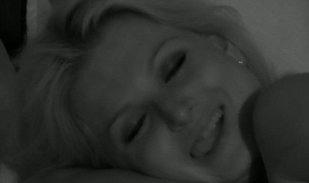 Η Μις Βρετανία έκανε σεξ σε ριάλιτι και το πλήρωσε ακριβά -Της αφαίρεσαν το στέμμα [εικόνες & βίντεο] | iefimerida.gr 0