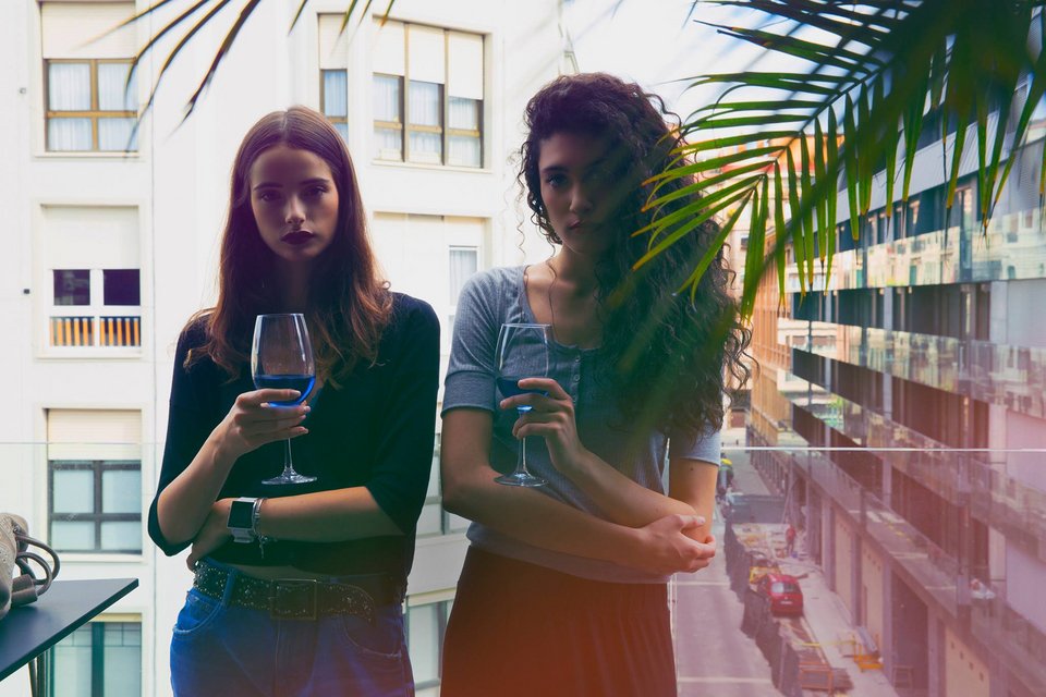 Ξεχάστε το κόκκινο και το λευκό -Το νέο κρασί είναι μπλε [εικόνες] | iefimerida.gr 2