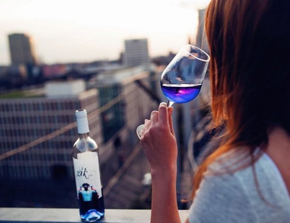 Ξεχάστε το κόκκινο και το λευκό -Το νέο κρασί είναι μπλε [εικόνες] | iefimerida.gr 0