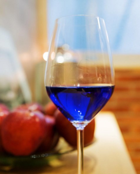 Ξεχάστε το κόκκινο και το λευκό -Το νέο κρασί είναι μπλε [εικόνες] | iefimerida.gr 3