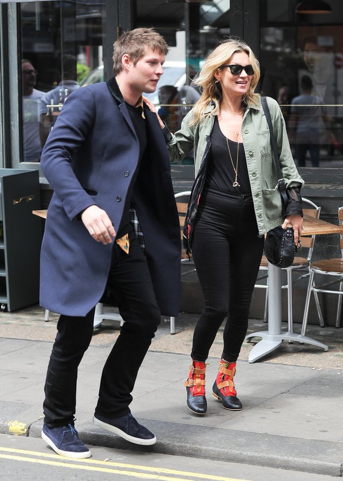 Η Κέιτ Μος μεγάλωσε δραματικά -Δείτε την με τα εσώρουχα στη Βενετία [εικόνες] | iefimerida.gr 8