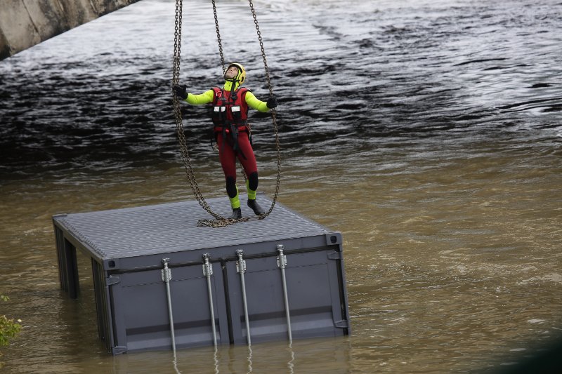 «Βούλιαξε» το Παρίσι -Η νεροποντή φούσκωσε τον Σηκουάνα, πνίγηκε η πόλη [βίντεο] | iefimerida.gr 2