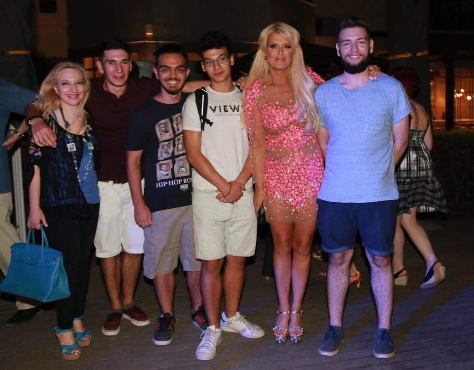 Η Μαρίνα Πατούλη με μίνι διάφανο ροζ φόρεμα το ρίχνει στο χορό [εικόνες] | iefimerida.gr 3