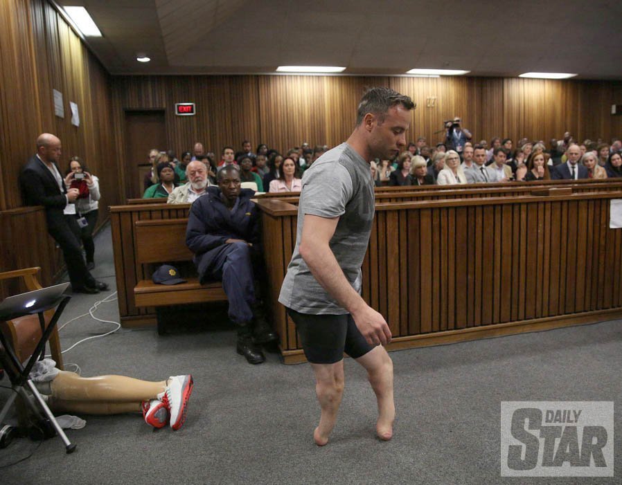 Ο εξευτελισμός του Πιστόριους: Τον ανάγκασαν να περπατήσει χωρίς προσθετικά άκρα [εικόνες & βίντεο] | iefimerida.gr 2